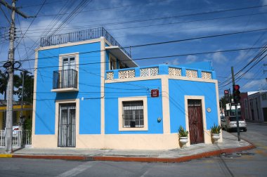 Merida, Meksika - 21 Temmuz 2023: Merida şehrinin eski şehri Yucatan 'ın caddesinde renkli koloni tarzı binalar