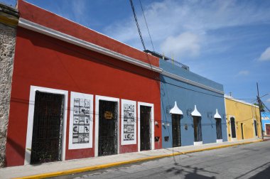 Merida, Meksika - 21 Temmuz 2023: Merida şehrinin eski şehri Yucatan 'ın caddesinde renkli koloni tarzı binalar