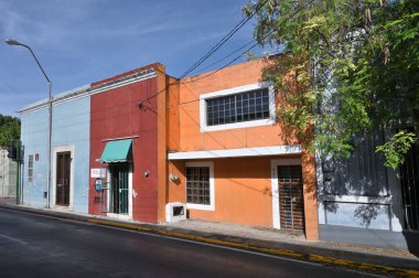 Merida, Meksika - 21 Temmuz 2023: Merida şehrinin eski şehri Yucatan 'ın caddesinde renkli koloni tarzı binalar