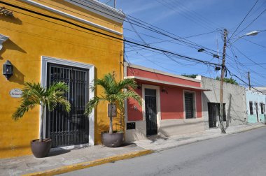 Merida, Meksika - 21 Temmuz 2023: Merida şehrinin eski şehri Yucatan 'ın caddesinde renkli koloni tarzı binalar