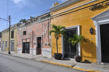 Merida, Meksika - 21 Temmuz 2023: Merida şehrinin eski şehri Yucatan 'ın caddesinde renkli koloni tarzı binalar