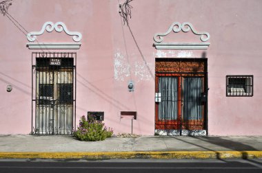 Merida, Meksika - 21 Temmuz 2023: Merida şehrinin eski şehri Yucatan 'ın caddesinde renkli koloni tarzı binalar