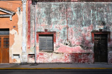 Merida şehrinin eski kasabası Yucatan, Meksika 'daki renkli koloni tarzı binalar.