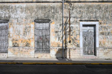 Merida şehrinin eski kasabası Yucatan, Meksika 'daki renkli koloni tarzı binalar.