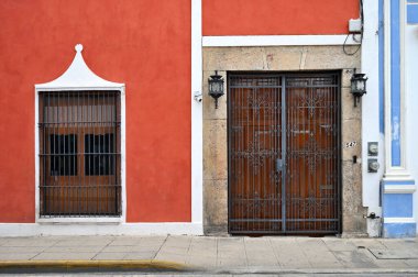 Merida, Meksika - 20 Temmuz 2023: Merida şehrinin eski şehri Yucatan 'ın caddesinde renkli koloni tarzı binalar