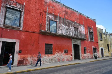 Merida, Meksika - 20 Temmuz 2023: Merida şehrinin eski şehri Yucatan 'ın caddesinde renkli koloni tarzı binalar