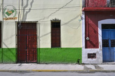 Merida, Meksika - 21 Temmuz 2023: Merida şehrinin eski şehri Yucatan 'ın caddesinde renkli koloni tarzı binalar