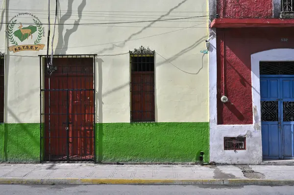 Merida, Meksika - 21 Temmuz 2023: Merida şehrinin eski şehri Yucatan 'ın caddesinde renkli koloni tarzı binalar