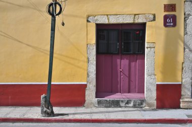 Merida, Meksika - 21 Temmuz 2023: Merida şehrinin eski şehri Yucatan 'ın caddesinde renkli koloni tarzı binalar