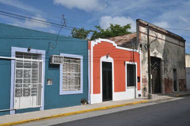 Merida, Meksika - 21 Temmuz 2023: Merida şehrinin eski şehri Yucatan 'ın caddesinde renkli koloni tarzı binalar