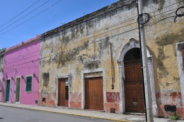Merida, Meksika - 21 Temmuz 2023: Merida şehrinin eski şehri Yucatan 'ın caddesinde renkli koloni tarzı binalar