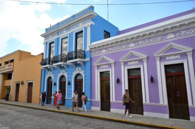 Merida, Meksika - 20 Temmuz 2023: Merida şehrinin eski şehri Yucatan 'ın caddesinde renkli koloni tarzı binalar