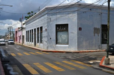 Merida, Meksika - 20 Temmuz 2023: Merida şehrinin eski şehri Yucatan 'ın caddesinde renkli koloni tarzı binalar