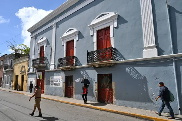 Merida, Meksika - 21 Temmuz 2023: Merida şehrinin eski şehri Yucatan 'ın caddesinde renkli koloni tarzı binalar