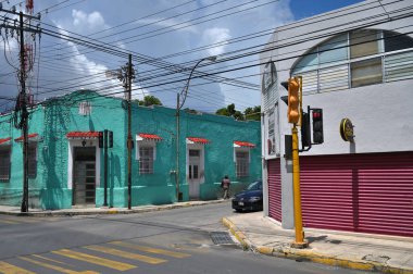 Merida, Meksika - 20 Temmuz 2023: Merida şehrinin eski şehri Yucatan 'ın caddesinde renkli koloni tarzı binalar