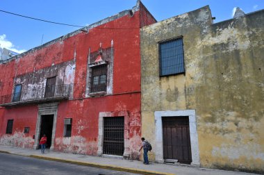 Merida, Meksika - 20 Temmuz 2023: Merida şehrinin eski şehri Yucatan 'ın caddesinde renkli koloni tarzı binalar