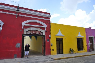 Merida, Meksika - 20 Temmuz 2023: Merida şehrinin eski şehri Yucatan 'ın caddesinde renkli koloni tarzı binalar