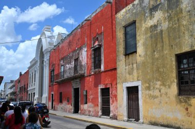 Merida, Meksika - 20 Temmuz 2023: Merida şehrinin eski şehri Yucatan 'ın caddesinde renkli koloni tarzı binalar