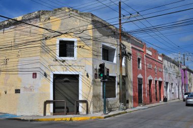 Merida, Meksika - 21 Temmuz 2023: Merida şehrinin eski şehri Yucatan 'ın caddesinde renkli koloni tarzı binalar