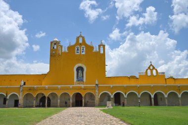 Izamal, Meksika - 19 Temmuz 2023: Padualı Aziz Anthony Manastırı. Izmal şehrinde, Meksika 'da.
