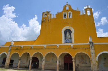 Izamal, Meksika - 19 Temmuz 2023: İzmal 'in eski kenti Meksika' daki Aziz Anthony Manastırı