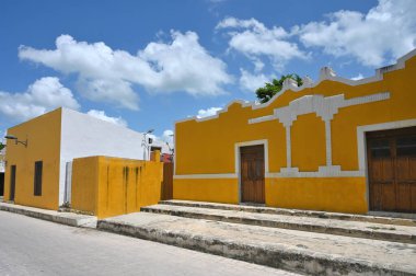 Izmal şehrinin eski kasabası Meksika 'da renkli koloni tarzı binalar.