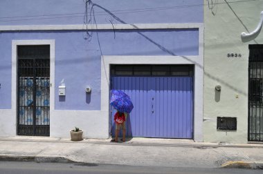 Merida, Meksika - 20 Temmuz 2023: Merida şehrinin eski şehri Yucatan 'ın caddesinde renkli koloni tarzı binalar