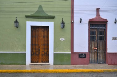 Merida şehrinin eski kasabası Yucatan, Meksika 'daki renkli koloni tarzı binalar.