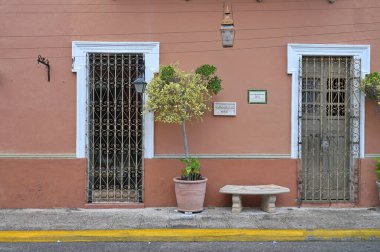 Merida, Meksika - 20 Temmuz 2023: Merida şehrinin eski şehri Yucatan 'ın caddesinde renkli koloni tarzı binalar