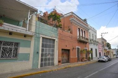 Merida, Meksika - 20 Temmuz 2023: Merida şehrinin eski şehri Yucatan 'ın caddesinde renkli koloni tarzı binalar