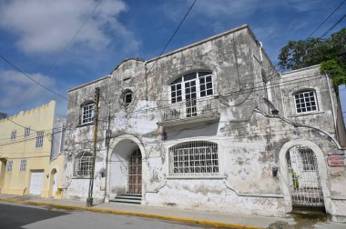 Merida, Meksika - 21 Temmuz 2023: Merida şehrinin eski şehri Yucatan 'ın caddesinde renkli koloni tarzı binalar