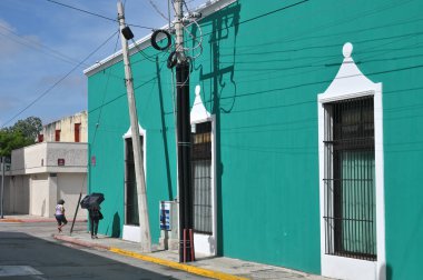 Merida, Meksika - 21 Temmuz 2023: Merida şehrinin eski şehri Yucatan 'ın caddesinde renkli koloni tarzı binalar