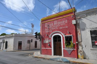 Merida, Meksika - 21 Temmuz 2023: Merida şehrinin eski şehri Yucatan 'ın caddesinde renkli koloni tarzı binalar