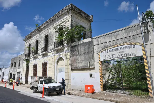 Merida, Meksika - 21 Temmuz 2023: Merida şehrinin eski şehri Yucatan 'ın caddesinde renkli koloni tarzı binalar