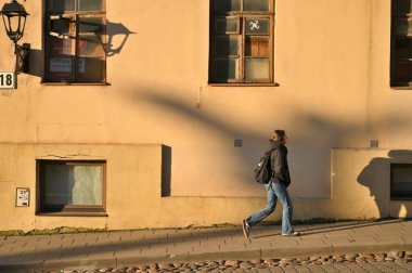 Vilnius, Mart 06: Uzupis 'in tarihi bölgesinde, 06 Mart 2024' te Litvanya 'nın Vilnius kentinde kimliği belirsiz kişiler. Vilnius, Litvanya 'nın başkenti ve en büyük şehridir..