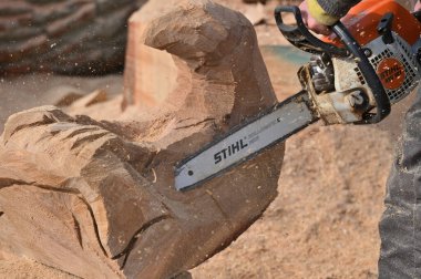 Kaunas, Litvanya - 21 Mart 2024 'te Kaunas' ta Stihl elektrikli testere. Stihl, Alman elektrikli testere ve diğer el teçhizatı üreticisi.