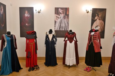 Raudondvaris, Litvanya - 08 Eylül 2023: Raudondvaris Malikanesi 'nde Tarihi Kostüm Sergisi, Raudondvaris, Litvanya' daki Gotik-Rönesans konutu.