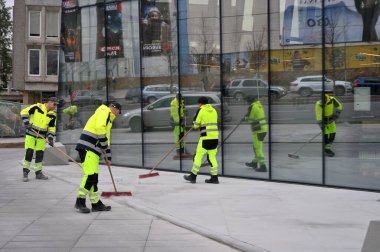 Vilnius, 20 Mart 2024: Vilnius, Litvanya 'da kimliği belirsiz insanlar, sokak temizleyicileri. 