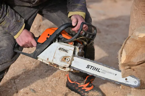 Kaunas, Litvanya - 21 Mart 2024 'te Kaunas' ta Stihl elektrikli testere. Stihl, Alman elektrikli testere ve diğer el teçhizatı üreticisi.