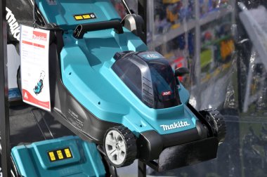 Kaunas, Litvanya - 21 Mart 2024: Kaunas 'ta satılık Makita elektrikli çim biçme makinesi araçları. 