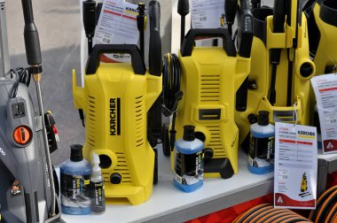 Kaunas, Litvanya - 21 Mart 2024: Kaunas 'ta satılık Karcher yüksek basınçlı temizleyiciler. 