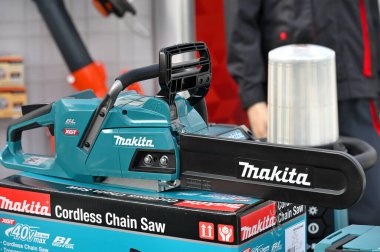 Kaunas, Litvanya - 21 Mart: Profesyonel elektrikli Makita marka araçlar, kablosuz testere 21 Mart 2024 'te Kaunas' ta satışa sunuldu. 