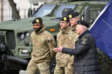 Vilnius, 29 Mart 2024: Litvanya 'nın Vilnius kentindeki NATO üyeliğinin 20. yıldönümü münasebetiyle düzenlenen törende kimliği belirsiz kişiler. 