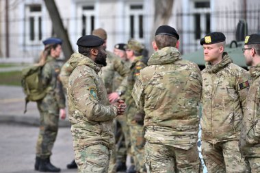 Vilnius, 29 Mart 2024: Litvanya 'nın Vilnius kentindeki NATO üyeliğinin 20. yıldönümü münasebetiyle düzenlenen törende kimliği belirsiz kişiler. 