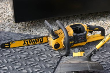 Vilnius, Litvanya - 21 Mart 2024 'te Vilnius' ta DeWalt elektrikli aletleri. DeWalt, Amerika Birleşik Devletleri 'nde üretilen elektrikli aletler ve el aletleri markası.