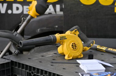 Vilnius, Litvanya - 21 Mart 2024 'te Vilnius' ta DeWalt elektrikli aletleri. DeWalt, Amerika Birleşik Devletleri 'nde üretilen elektrikli aletler ve el aletleri markası.