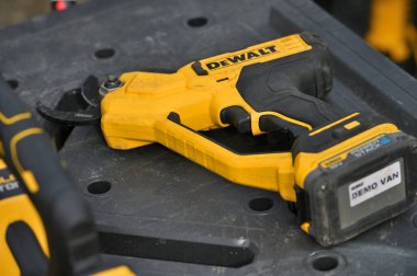 Vilnius, Litvanya - 21 Mart 2024 'te Vilnius' ta DeWalt elektrikli aletleri. DeWalt, Amerika Birleşik Devletleri 'nde üretilen elektrikli aletler ve el aletleri markası.