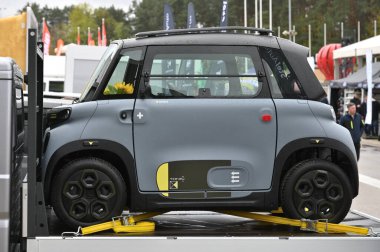 Vilnius, Litvanya - 25 Mart 2024 'te Electric Citroen Ami otomobil sıfır emisyonu Vilnius' ta satışa sunuldu.. 