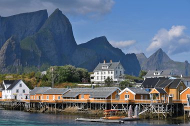 Norveç., Hamnoy Köyü - 08 Ağustos 2023. Reinefjord 'daki Tipik Norveç balıkçı köyü, Lofoten adalarındaki Hamnoy Köyü..