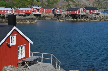 Norveç., Hamnoy Köyü - 08 Ağustos 2023. Reinefjord 'daki Tipik Norveç balıkçı köyü, Lofoten adalarındaki Hamnoy Köyü..